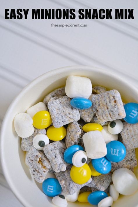 15 Totally Awesome Minions Party Food Ideas: Easy Minions Snack Mix Recipe Minion Party Food, Minion Snacks, Minion Food, Homemade Minion Costumes, Easy Snack Mix, Party Mix Snacks, Minion Baby, Despicable Me Party, Minions Party