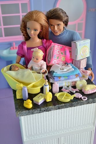 Happy family receiving the new Baby at home | Flickr - Photo Sharing! Barbie Bebe, Yellow Blanket, Barbie Happy Family, Barbie Playsets, Accessoires Barbie, Barbie Kids, Baby Barbie, Barbie Sets, Barbie Diorama