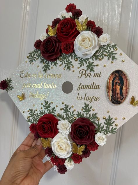 Handmade ♥️ CONGRATULATIONS! 🎓 You did it! 🎈 Make your Graduation Day even more special, with your decorated cap, handmade especially for you. **My grad cap toppers are decorated with flowers and roses made by hand with high quality card stock paper, especially the roses that are more laborious but more beautiful, it makes your grad cap different and beautiful. The base is also made of high quality glitter cardstock paper and can be personalized in another color, but the design of the decorati Bedazzled Cap Graduation, Graduation Cap Designs Flowers, Mexican Cap Decoration Graduation, Graduation Cap Designs Mexican, Cap Decoration Graduation, Quote Font, Grad Cap Topper, College Grad Cap Ideas, Ribbon Flowers Bouquet