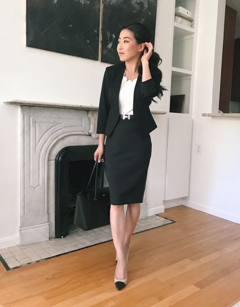 Stylish Black Pencil Skirt Outfit Ideas - Extra Petite Black Pencil Skirt Outfit Ideas, Pencil Skirt Outfit Ideas, Black Pencil Skirt Outfit, Black Pencil Skirts, Mock Trial, Pencil Skirt Outfit, Lawyer Outfits, Black Skirt Outfits, Skirt Diy