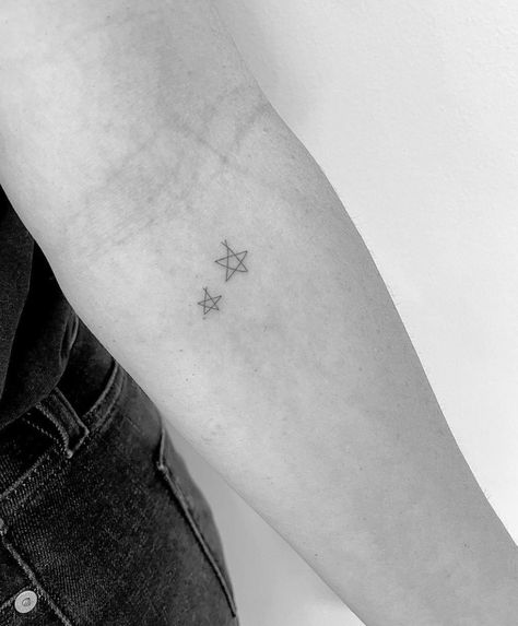 Doodle Star Tattoo, Star Doodle Tattoo, Star Doodle, Sister Tattoo, Doodle Tattoo, Sister Tattoos, Star Tattoos, Simplistic Tattoos, Tattoo Inspo