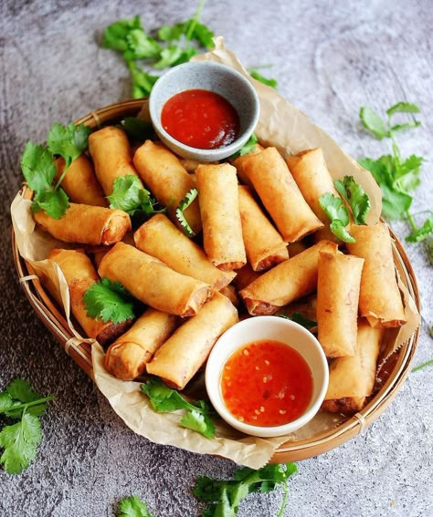 Mini Spring Rolls Recipe https://fooooods.com/mini-spring-rolls-stirwithme Jackfruit Carnitas, Vegan Spring Rolls, Yeast Rolls Recipe, Pork Egg Rolls, Fried Spring Rolls, Jackfruit Recipes, Spring Roll Recipe, Mini Rolls, Spring Roll