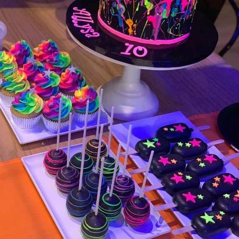 24 Neon Birthday Party Ideas for Teens - Lady Celebrations Black Light 21st Birthday, Neon Birthday Party Cupcakes, Glow Skate Party Ideas, Neon Theme Sweet 16, Sweet 16 Party Neon Glow In The Dark, Neon Glow Cake Ideas, Glow Skating Party Ideas, Neon Glow Party Snacks, Black And Neon Birthday Party