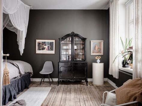 A Dark Green Painted Ceiling in an Art-Filled Apartment - The Nordroom Dark Grey Bedroom Ideas, Dark Grey Bedroom, Cozy Scandinavian Bedroom, Dark Gray Bedroom, Grey Bedroom Ideas, Half Painted Walls, Coco Lapine Design, Vintage Cabinet, Light Grey Walls