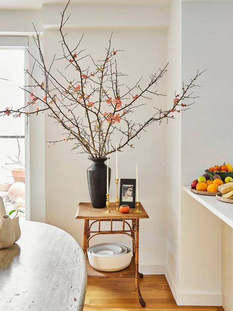 Before Tackling a Dramatic Branch Arrangement, You’ll Need the Right Vase | domino Before Tackling A Dramatic Branch Arrangement, You’ll Need The Right Vase Entrance Flowers, Home Nooks, Decor Small Living Room, Centerpieces Vases, Scandi Japandi, Vase With Branches, Flower Recipes, Herbal Garden, Windsor House