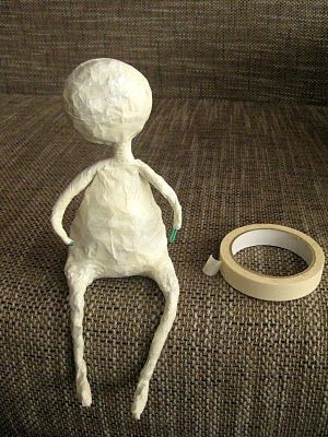 A fantastic tutorial in making a papier mache doll, shows where you´ve ususally got problem , arm and feet. Love it  Clase magistral paper clay doll Drátěná Socha, Stary Papier, Papier Mache Doll, Paper Mache Projects, Paper Mache Dolls, Paper Mache Clay, Paper Mache Sculpture, Paper Mache Art, Paper Mache Crafts