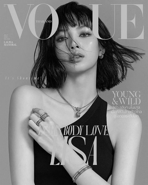 Magazine Cover Ideas, Magazine Design Cover, Vogue Photography, Vogue Photoshoot, Vogue Models, Black Magazine, Fashion Poster Design, Vogue Magazine Covers, Fashion Magazine Cover