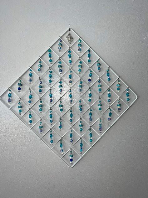 Diy Chicken Wire Frame, Chicken Wire Art, Chicken Wire Crafts, Crystal Suncatchers Diy, Chicken Wire Frame, Suncatcher Diy, Glass Bead Crafts, Diy Suncatchers, Wind Chimes Craft