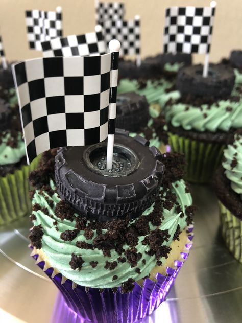 Monster Truck cupcakes Monster Jam Cupcake Cake, Monster Jam Cupcakes Ideas, Grave Digger Cupcakes, Monster Jam Birthday Cupcakes, Monster Truck Cupcakes Ideas, Monster Truck Treats, Monster Jam Cupcakes, Monster Jam Cookies, Truck Birthday Cake Ideas