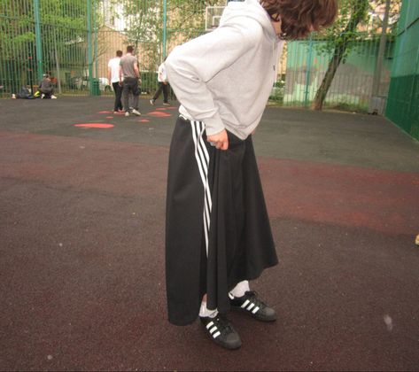 Track Skirt Outfit, Adidas Skirt Outfit, Adidas Track Jacket Outfit, Adidas Pants Outfit, Streetwear Skirt, Vestidos Boho, Adidas Skirt, Modest Girl, Japan Streetwear