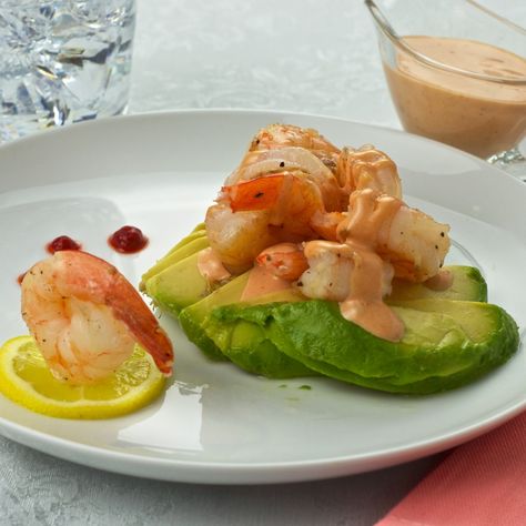 Avacodo and shrimp Food For Bridal Shower, Shrimp And Avocado, Shrimp Appetizer, Healthiest Seafood, Cocktail Sauce, Seafood Salad, South African Recipes, African Recipes, Latest Recipe