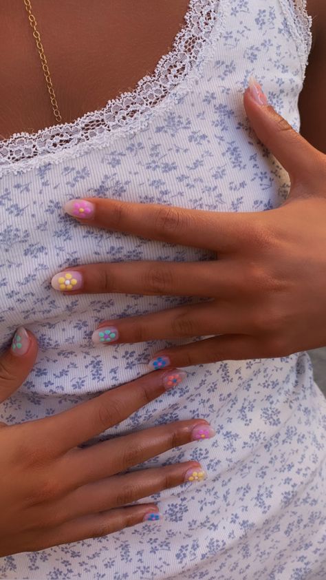 cute flowers Simple Cute Design Nails, Cute Natural Color Nails, Simple Cute Spring Nails, Nail Ideas For Small Nail Beds, Simple But Cute Summer Nails, Short Summer Nails Flowers, Aesthetic Nail Picture Ideas, Summer Nails On Natural Nails, Natural Spring Nails Simple