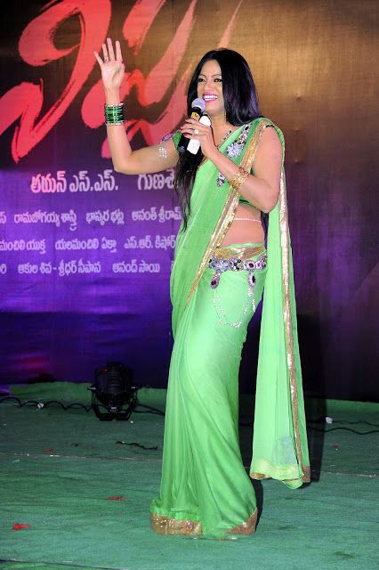 Beauty Galore HD : Udaya Bhanu Low Waist Saree On the Stage Kavya Madhavan Saree, Low Waist Saree, Indian Bridal Couture, Burgundy Gown, Saree Photos, Red Mini Skirt, Saree Photoshoot, Black Saree, Green Saree