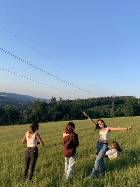 Going Outside Aesthetic, Happy Core Aesthetic, Amelia Core Aesthetic, Kaylin Core, Picnic In A Field, Amelia Aesthetic, Sadie Core, Amelia Core, Lilly Core