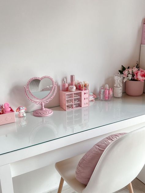 Heart Shape Mirror, Aesthetic Vanity, Desktop Mirror, Beauty Room Vanity, Shape Mirror, Cleaning My Room, Princess Room, Pinterest Room Decor, Girly Room