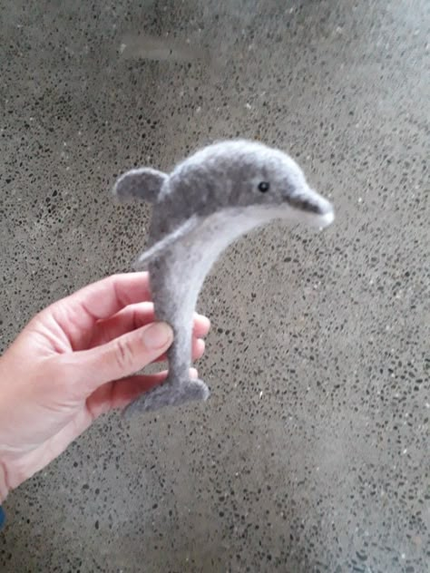 Needle felted dolphin Needle Felted Sea Animals, Needle Felting Sea Creatures, Needle Felted Dolphin, Needle Felted Whale, Needle Felted Shark, Felt Dolphin, Felted Fish, Mobiles For Kids, Felt Fish