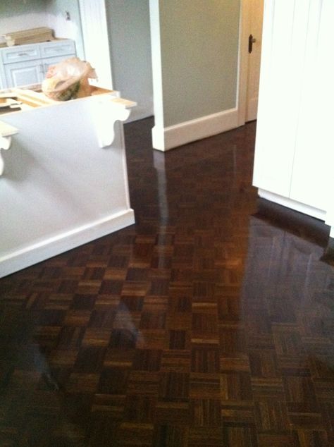 Parquet flooring- like the sarker color rather than honey color Parkay Flooring, Parquetry Floor, Types Of Wood Flooring, Wood Parquet Flooring, Parquet Floors, Oak Laminate Flooring, Light Hardwood Floors, Refinishing Floors, Door Entrance