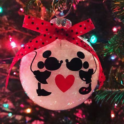 Christmas Crafs, Vinal Ideas, Mickey Ornaments, People Bingo, Disney Christmas Diy, Christmas Mouse Ornament, Disney Baubles, Disney Ornaments Diy, Disney Christmas Crafts