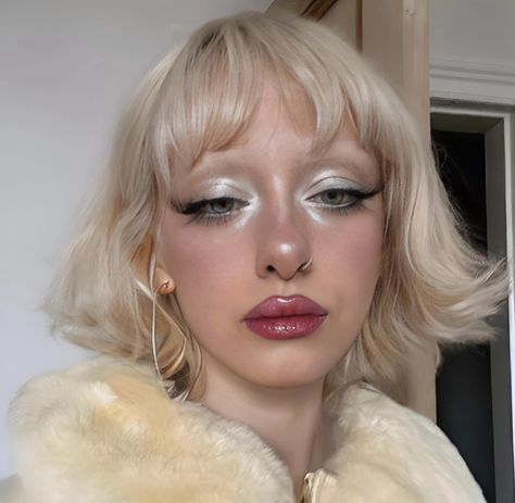 Cherub Makeup Look, Pretty Make Up Ideas, Short Hair With Long Pieces, Campy Makeup Looks, Smeared Makeup Aesthetic, Pisces Rising Aesthetic Clothes, Angel Core Makeup, Shakespeare Makeup, Cool Makeup Looks Creative Easy