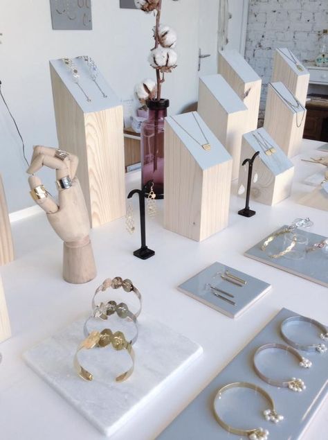 Display Visual Merchandising, Jewelry Store Displays, Jewelry Booth, Jewerly Displays, Craft Fair Displays, Craft Display, Market Displays, Craft Show Displays, Booth Display