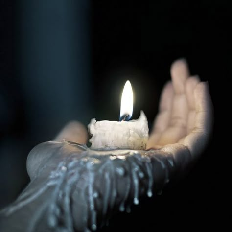 Waiting..... Photography by wind_of_ the_ southern_ sea. #Candle #Wax #Light #Hand #Melting Wow Photo, Yennefer Of Vengerberg, Candles Photography, Photographie Portrait Inspiration, Melting Candles, Dark Beauty, Dark Art, Art Reference, Fairy Tales