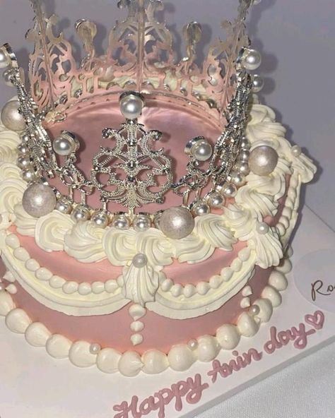 Y2k Bday Cake, Barbie Desserts, Kue Disney, Tort Hello Kitty, ليلي كولينز, Tårta Design, Vintage Birthday Cakes, Korean Cake, Crown Cake