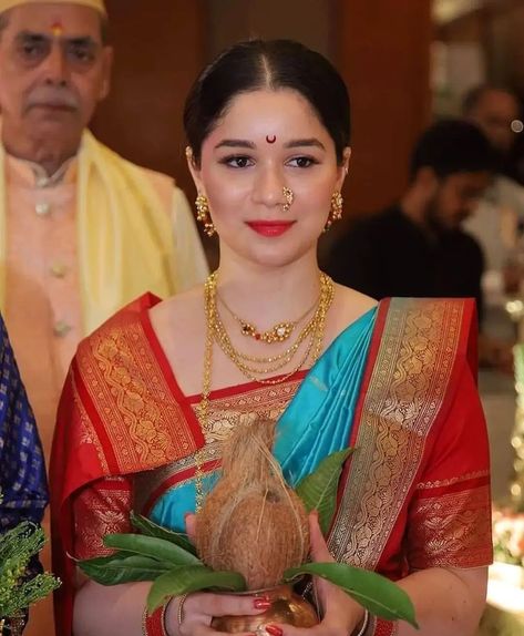 Sara Tendulkar Outfits, Maharashtrian Saree Look, Maharashtrian Look, Haldi Saree, Sara Tendulkar, Indian Show, Indian Wedding Poses, Indian Princess, Wedding Lehenga Designs