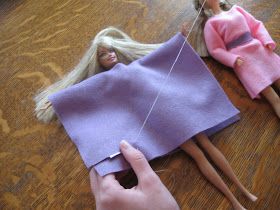 Almost Unschoolers: Simple Felt Barbie Clothes Habit Barbie, Wouldn't It Be Nice, Accessoires Barbie, Free Barbie, Barbie Dress Pattern, Sewing Barbie Clothes, Barbie Sewing Patterns, Diy Barbie Clothes, Barbie Doll Clothing Patterns