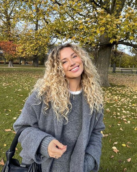 Blonde Highlights On Blonde Hair Curly, Ash Blonde Balayage Curly Hair Natural, Medium Blonde Curly Hair, Natural Blonde Curls, Perm Blonde Hair, Curly Blonde Hair Aesthetic, Blonde Curly Hair Highlights, Curly Hair Blonde Balayage, Light Blonde Curly Hair