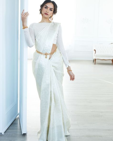 White Blouse Saree, High Neck White Blouse, Silk Saree Look, White Silk Saree, White Saree Wedding, Kerala Wedding Saree, Christian Bridal Saree, Saree Jacket Designs, Hairstyle Bridal