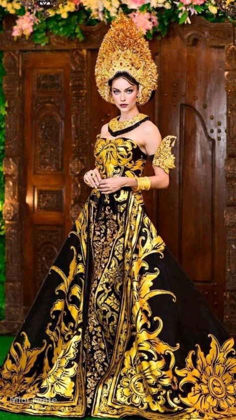 Javanese Wedding, Pageant Costumes, Temple Dress, Contemporary Dresses, Take A Screenshot, Traditional Bride, Dress Sketches, Fashion Project, Public Spaces