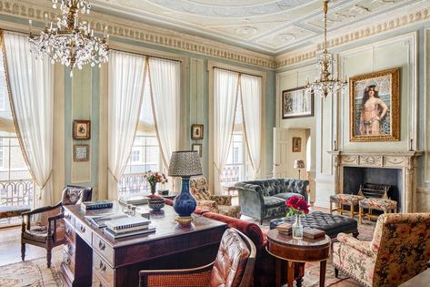 living room with tall windows and a large wooden desk Studio Peregalli, Large Wooden Desk, Regency Interior, London Townhouse, Wall Panel Design, London Apartment, Cheap Decor, Decoration Christmas, Elle Decor