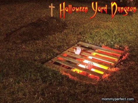 Halloween Pallet Diy, Halloween Housewarming Party, Pallet Halloween Decorations, Halloween Pallet, Plastic Lattice, Pallet Halloween, Outside Halloween Decorations, Halloween Decorations Ideas, Fun Halloween Party Games