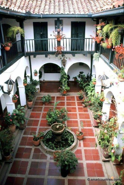 Spanish Style Homes Interior Decor, Craftsman Style Homes Interior Decor, Dröm Hus Planer, Spanish Style Home Interior, Modern Spanish Home, Spanish Courtyard, Casa Hobbit, Indoor Courtyard, Hacienda Homes