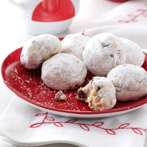 Whiskey Balls Recipe, Whiskey Balls, Chocolate Snowballs, Munchies Recipes, Snowballs Recipe, Cookies And Candy, Snowball Cookies, Best Christmas Cookies, Crafts Gifts