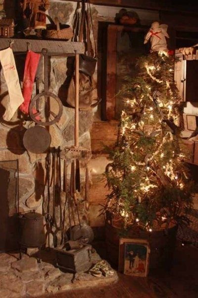 little house on the prairie christmas decorating | it s like little house on the prairie love Pioneer Christmas, Prairie Christmas, Primitive Christmas Decorating, Primitive Christmas Decor, Little House On The Prairie, Prim Christmas, Cabin Christmas, Colonial Christmas, Christmas Gathering