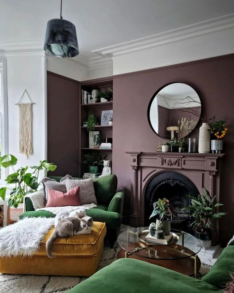 Plum Living Room, Living Room Victorian, Vogue Decor, Colorful Eclectic Home, Eclectic Decor Bedroom, Purple Living Room, Victorian Living Room, Mirror On The Wall, Eclectic Living Room