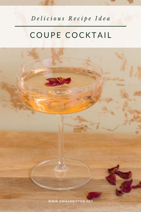 rose champagne cocktail in pretty floral glass Decorative Wine Glasses, Easy To Make Cocktails, Champagne Recipes Cocktails, Wine Recommendations, Glassware Design, Home Bar Ideas, Decorated Wine Glasses, Drinks Ideas, Indoor Bar