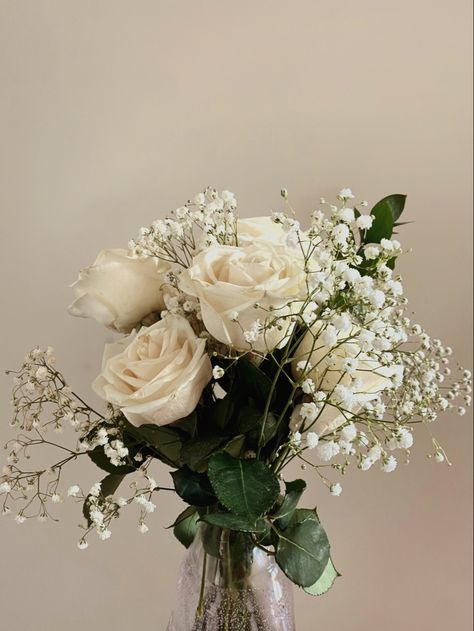 White Roses With Lavender Bouquet, White Rose And Baby’s Breath, White Roses With Baby Breath, White Rose Baby Breath Bouquet, Babys Breath Wedding Bouquets, Baby Breath Bouquet Aesthetic, White Roses And Babysbreath Centerpieces, Roses And Baby Breath Centerpiece, Baby’s Breath And Roses