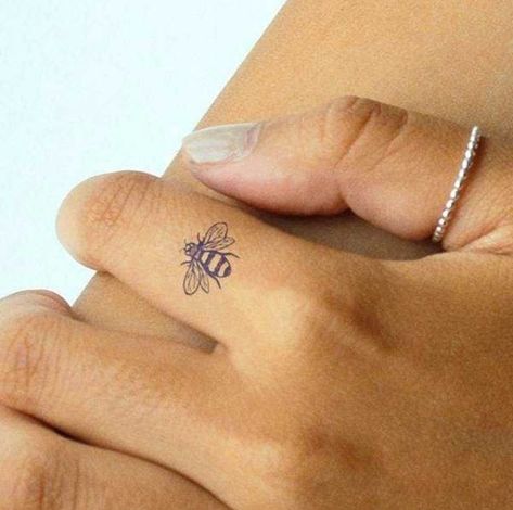 Cute Mini Tattoos Ideas, Small Bee Tattoo, Tattoo Bee, Bee Tattoos, Tattoos Pinterest, Small Finger Tattoos, Inkbox Tattoo, Tattoo Signs, Bee Tattoo