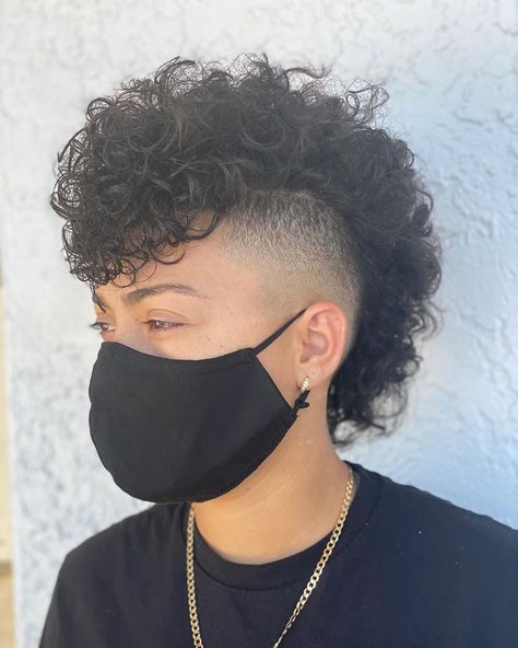 Instagram @shhmoneycurl Mohawk Curly Hair, Curly Mohawk Hairstyles For Women, Short Mullet Curly Hair, Curly Hair Mohawk, Afro Mohawk, Short Curly Mohawk, Curly Mohawk Hairstyles, Mohawk Hairstyles For Women, Male Haircuts Curly