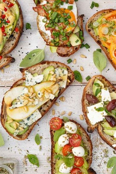 On ne change pas une équipe qui gagne ! Les tartines et bruschettas sont aimées de tous et à raison. Voici nos recettes gourmandes. #tartines #sales #bruschettas #amusebouche #petitsfours #noel #fetes #convivialite #famille #réception #chef #regal #aperitifs #festivites High Fiber Low Carb, Food Design, Food Inspiration, Low Carb Recipes, Pesto, Feta, Diner, Sandwiches, Toast