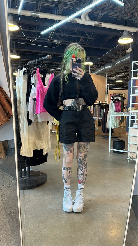 casual goth all black outfit work outfit emo green hair Emo Casual Outfits, Sporty Goth Outfits, Rock Punk Outfit, Grunge Club Outfits, 80s Goth Outfits, Casual Alt Outfits, Punk Summer Outfits, Grunge Outfits Women, Summer Goth Outfits