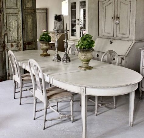 Antik No. 77 Antikgarden Swedish Dining Room, Belgian Interiors, Plaster Lamp, Swedish Gustavian Furniture, Gustavian Interiors, Swedish Gustavian Style, Swedish Interiors, Gustavian Furniture, Scandinavian Look