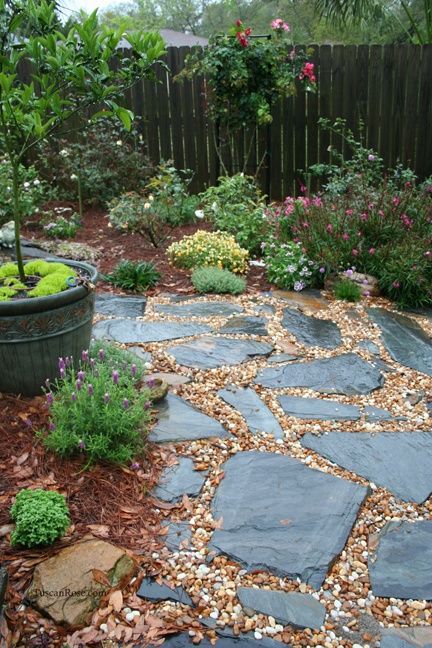 Stones and pea gravel beside the patio, between the rose bushes, with a few pott Gravel Gardens, Ideas Jardin, Creative Backyard, Stone Garden Paths, Slate Patio, Grass Landscape, Gravel Patio, Rock Landscaping, Gravel Garden