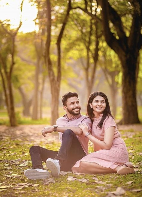 Couple Dpzz, Pre Wedding Photoshoot Props, Indian Bride Poses, Indian Bride Photography Poses, Indian Wedding Poses, Pre Wedding Photoshoot Outfit, Wedding Photoshoot Props, Pre Wedding Photoshoot Outdoor, Bride Photography Poses