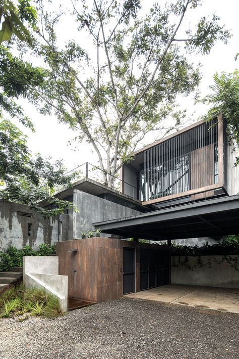 Modern Brutalist Architecture, Loft House Exterior, Brutalist House, Houses In Costa Rica, Balcony Glass Design, Brutalism Architecture, Brutalist Buildings, Black Interior Design, Brutalist Design