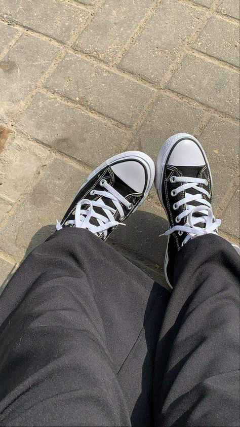 Shoes Aesthetic Wallpaper, Converse Aesthetic Wallpaper, Converse Wallpaper, Converse Photo, Aesthetic Converse, Converse Aesthetic, Celebrity Casual Outfits, Skater Aesthetic, Shoes Photo