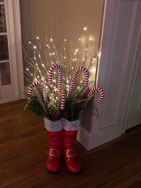 Christmas Decorating Hacks, Santa Boots, Country Christmas Decorations, Christmas Themes Decorations, Christmas Decorations Diy Outdoor, Diy Christmas Decorations Easy, Holiday Crafts Christmas, Whimsical Decor, So Creative