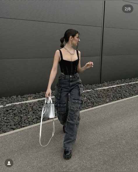 Outfit Rock, How To Style Cargo Pants, Cargo Pants Outfits, Outfit Kpop, Outfits Con Jeans, Style Cargo Pants, Fest Outfits, Casual College Outfits, Cargo Pants Outfit